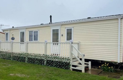 Ingoldmells Apartment | 4-berth holiday home in Ingoldmells with direct beach access, perfect for family holidays.