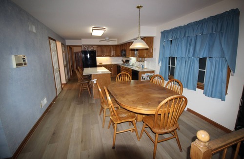 Harrisburg - Hershey House | 4-BR house 2-min walk to Armitage golf & Caddy Shack eatery/pub in Mechanicsburg
