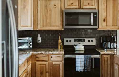 Nellysford Cabin | 4 BR Modern Cabin w/Game Room + Golf Course View