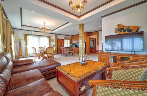 North Pattaya Villa | 4 BR Royal Boat Pool Villa – Pattaya's Hidden Haven