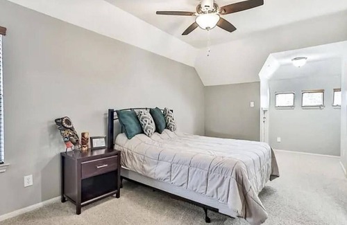 Briarforest Villa | 4 BR Spacious Villa w Heated pool Patio Backyard