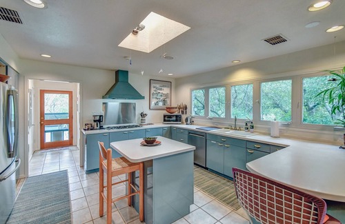 Glen Rose House | 4 BR w/Pool, Views, Farm & Ranch Stay- Flower Farm, Goats, Pigs, Disc Golf!