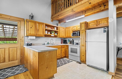 Knoxville Cabin | 4 Cabins, Hottubs, Sauna, 16 acres, UTK/Neyland, Smokies, sleeps 31, Fishing