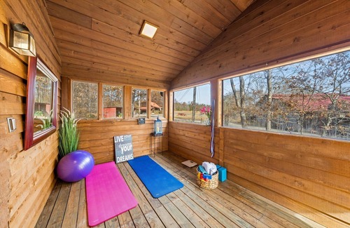 Knoxville Cabin | 4 Cabins, Hottubs, Sauna, 16 acres, UTK/Neyland, Smokies, sleeps 31, Fishing