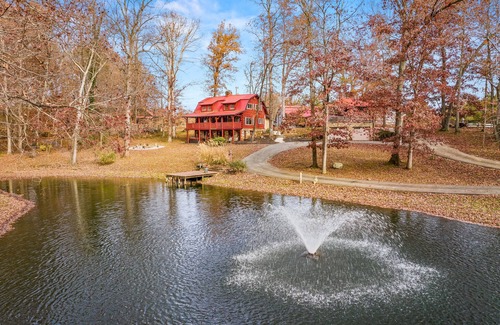 Knoxville Cabin | 4 Cabins, Hottubs, Sauna, 16 acres, UTK/Neyland, Smokies, sleeps 31, Fishing