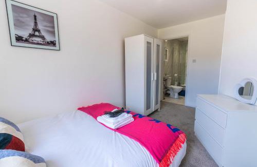 Aylesbury House | 4 en-suite bedroom house with free parking Aylesbury