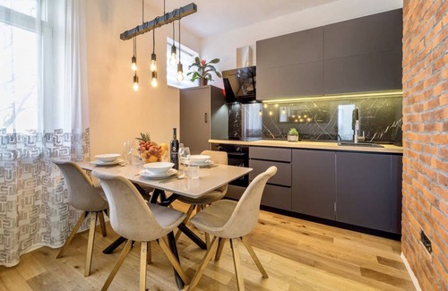 Old Town Condo | 4*Flat in the Heart of the City, Onsite parking, Wifi