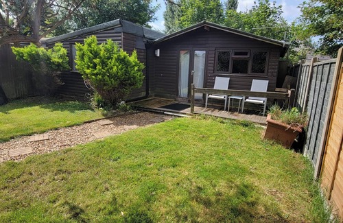 Bournemouth Cabin | 4 Guests - Pet Friendly - 13 min to the Beach