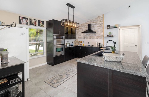 Briargrove House | 4 HUGE TVs, SLEEP UP to 14, GAMEs AMUSEMENT PARKs 2 OVENs PRINTER
