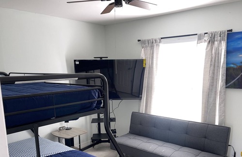Briargrove House | 4 HUGE TVs, SLEEP UP to 14, GAMEs AMUSEMENT PARKs 2 OVENs PRINTER