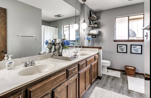 South Tulsa House | 4 King beds- FASTwifi- 5min from most places