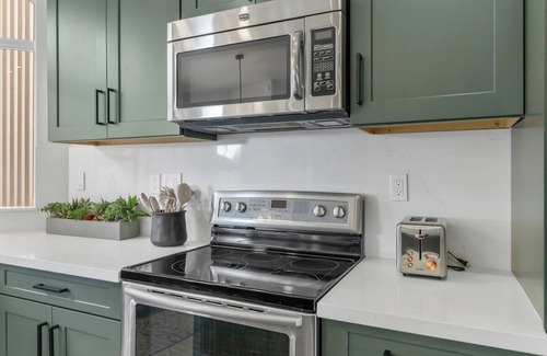 Garden Lakes House | 4 King Size Beds - HotTub & Pool