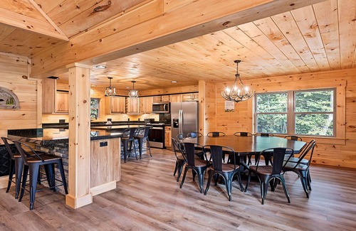 Maggie Valley Cabin | 4 Loves Lodge - Main Home Sleeps 22, 5 BR, 5 1/2 BA, Pet Friendlyn