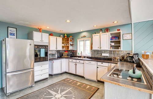 Bernard House | 4 Mi to Acadia Trails: Coastal Maine Home w/Deck