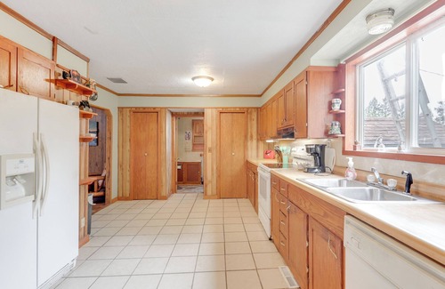 Glidden House | 4 Mi to Gordon Lake: Family Retreat in Glidden!