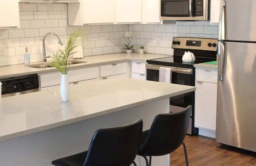 Ames Apartment | 4 Mi to Jack Trice + Hot Tub + Gym Access