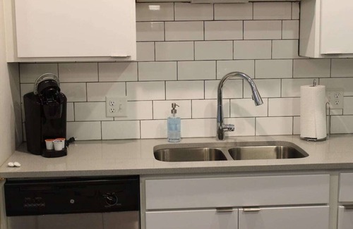 Ames Apartment | 4 Mi to Jack Trice + Hot Tub + Gym Access