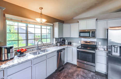 LaPlatte I House | 4 Mi to Offutt AFB - Family Home in Omaha Suburbs!