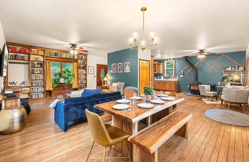 Milford Cabin | 4 mins to Milford-Hot Tub-10 acres-Pinballs-Creeks