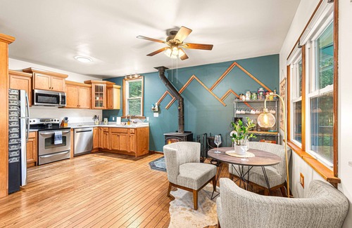 Milford Cabin | 4 mins to Milford-Hot Tub-10 acres-Pinballs-Creeks