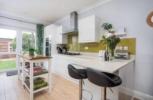 West Cliff House | 4 NIGHTS FOR PRICE OF 3 - 6 bed/6 bath, sea views/garden/parking/Sky