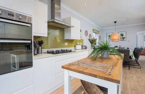 West Cliff House | 4 NIGHTS FOR PRICE OF 3 - 6 bed/6 bath, sea views/garden/parking/Sky