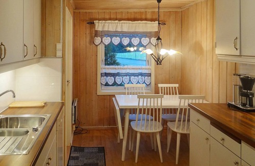 Voll House | 4 person holiday home in Måndalen