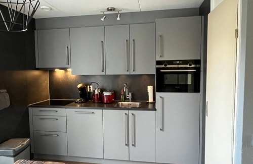 Makkum House | 4-person Schakel Deluxe bungalow with a view of the water, spacious yard, and modern kitchen at Beach Resort Makkum on the IJsselmeer.