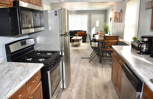 Cleveland House | 4 QUEEN Beds.10 min to Downtown. Stylish