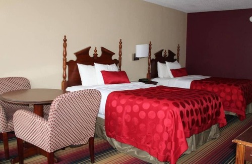 Perry House | 4 Relaxing Units Near Historic Downtown Perry, Breakfast, Pool, , Parking!