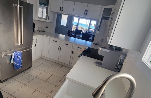 Leamington Cottage | (4 season) Lake, hot tub, beaches and family fun
