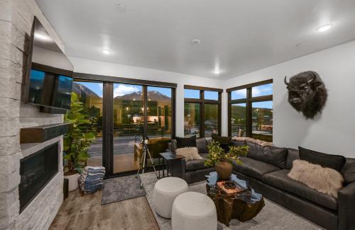 Silverthorne House | 4-Season Modern Mountain Penthouse with Private Hot Tub & Scenic Views