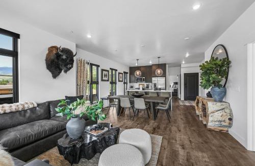 Silverthorne House | 4-Season Modern Mountain Penthouse with Private Hot Tub & Scenic Views