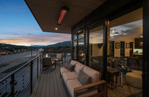 Silverthorne House | 4-Season Modern Mountain Penthouse with Private Hot Tub & Scenic Views