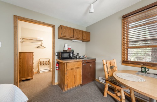 Estes Park Hotel | 4 Seasons Inn on Fall River