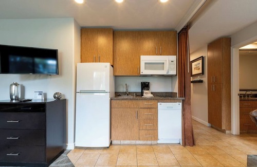 San Clemente Hotel | 4 Spacious Coastal Stay Units | Kitchenette | Pool | Near Beach