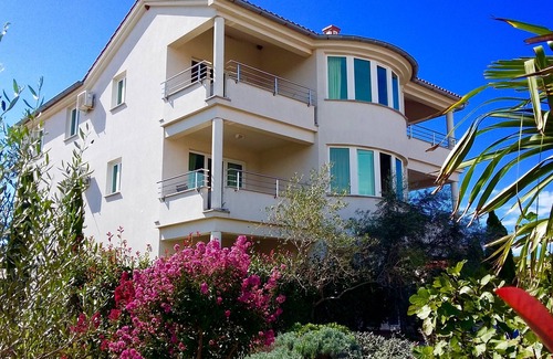 Vantacici Apartment | 4 star apartment in Malinska 150m from the beach with pool, dishwasher, wifi, air conditioning