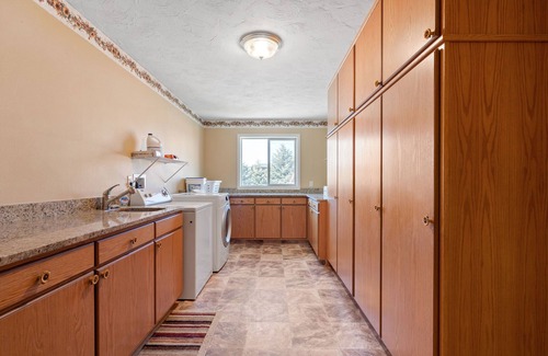 Ashton Cabin | 40 min from YNP! 18 Beds! New Bedding! Lots of parking!