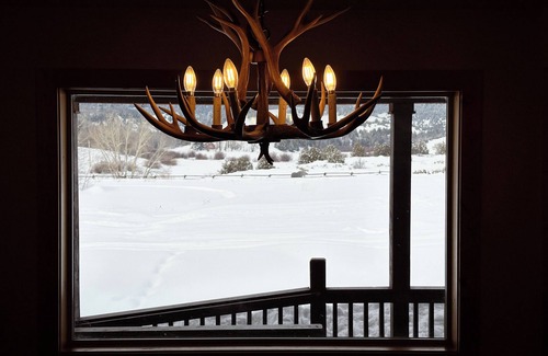 Ashton Cabin | 40 min from YNP! 18 Beds! New Bedding! Lots of parking!