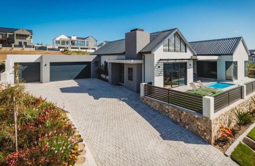 George Villa | 40 Ridge Drive, Kingswood Golf Estate