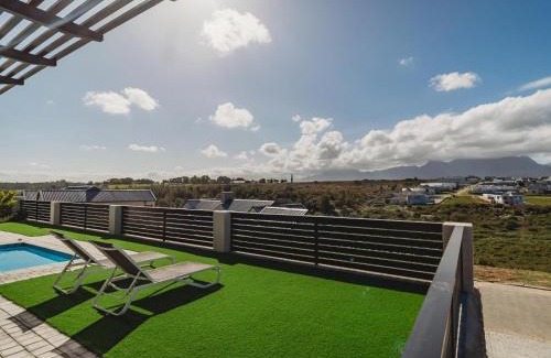 George Villa | 40 Ridge Drive, Kingswood Golf Estate