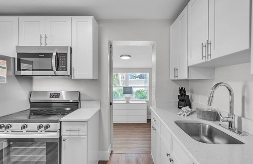 Treasure Island Condo | 🌞400 ft to the Beach👙Onsite Heated Pool🐬Bungalows #3🐶Dogs Welcome!