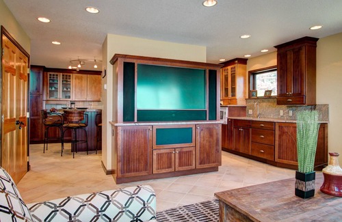 Evergreen House | 4000 SQ FT Luxury Mountain Home. 28 mins Denver & SKI. Best views! HOT TUB!