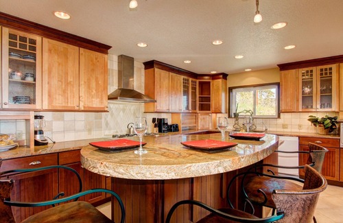 Evergreen House | 4000 SQ FT Luxury Mountain Home. 28 mins Denver & SKI. Best views! HOT TUB!