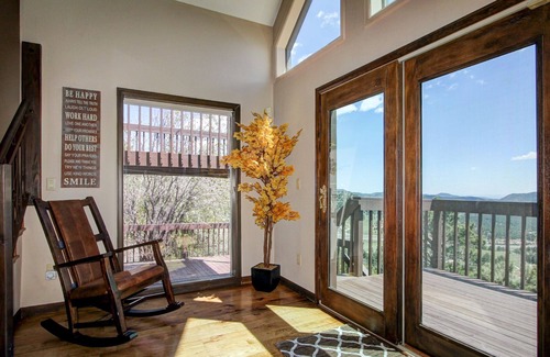 Evergreen House | 4000 SQ FT Luxury Mountain Home. 28 mins Denver & SKI. Best views! HOT TUB!