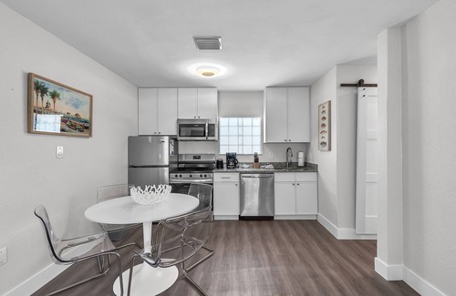 Treasure Island Condo | 🌴400ft to the BEACH☀Shared/Heated Pool🐬Bungalows #6🌞BBQ Grills🐶Dogs Welcome!