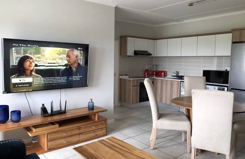 Greater Johannesburg Metropolitan Area Apartment | 402 The Whisken. Modern & Stylish. Pool, Gym & More!