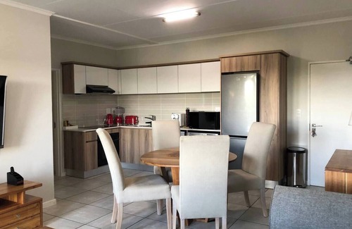 Greater Johannesburg Metropolitan Area Apartment | 402 The Whisken. Modern & Stylish. Pool, Gym & More!