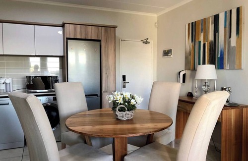 Greater Johannesburg Metropolitan Area Apartment | 402 The Whisken. Modern & Stylish. Pool, Gym & More!