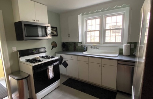 Staunton Cottage | 40s Renovated Cape on College
